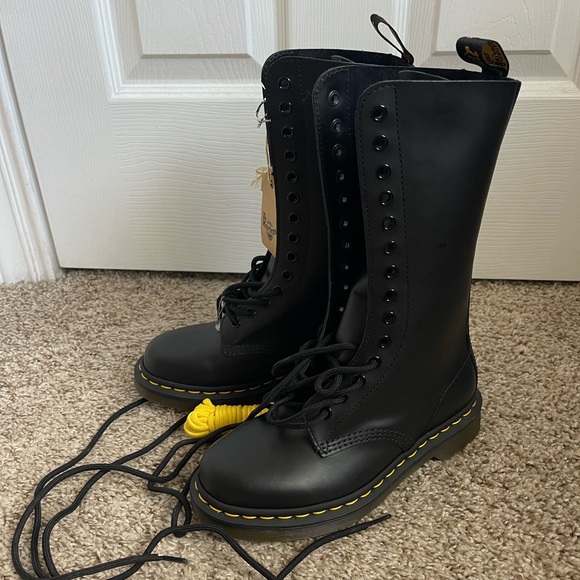 1914 Tall Boot Dr Marten - Picture 1 of 6
